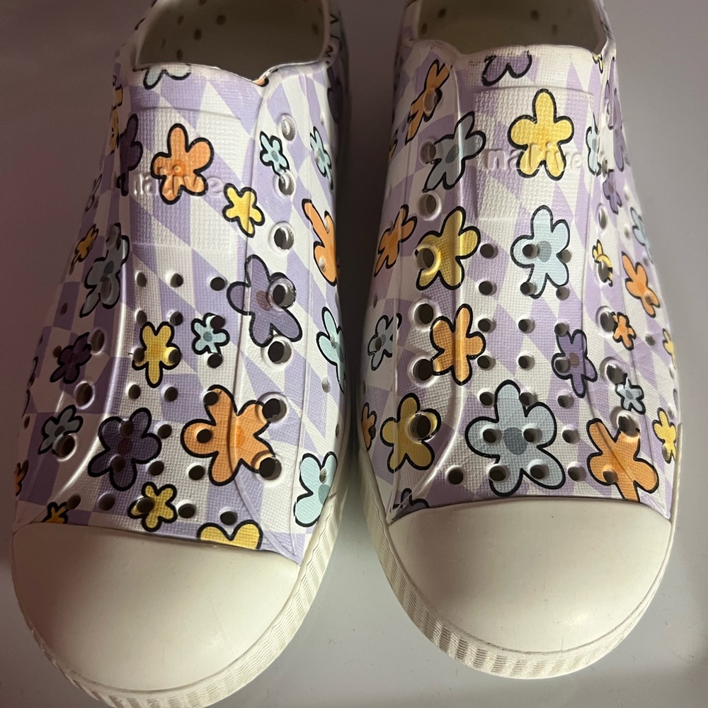 Native Kids Water Shoes - Purple and White Floral